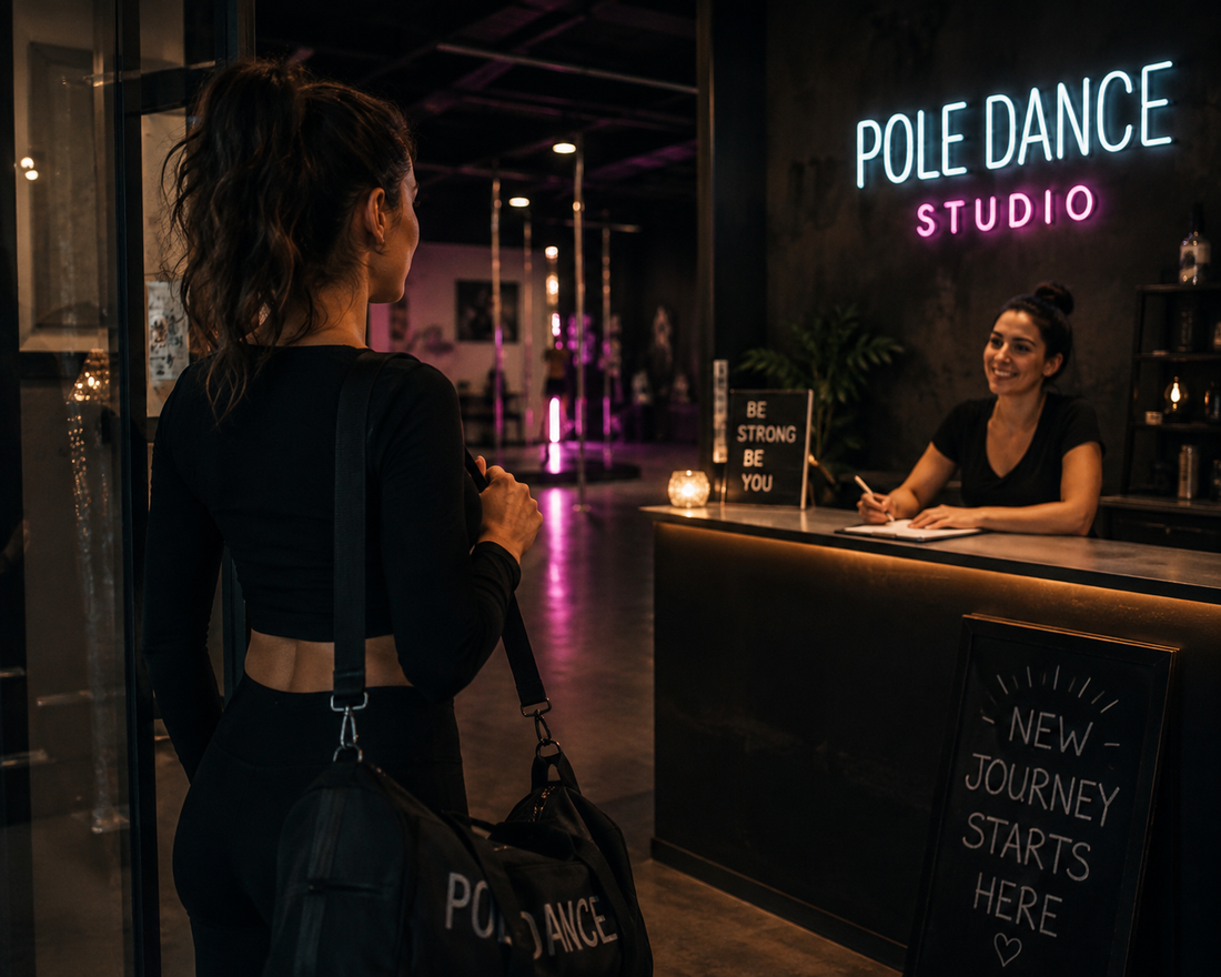 Ragazza alla prima lezione in una scuola di Pole Dance