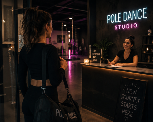 Ragazza alla prima lezione in una scuola di Pole Dance