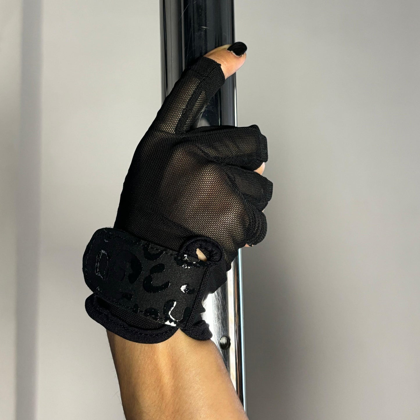 pole dance handschuhe Sticky Leopard Pole Dance Gloves, Maximum Grip and Unique Style